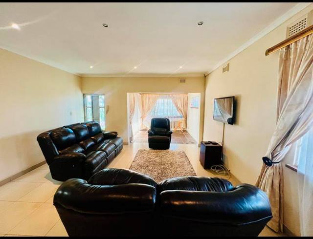 3 BEDROOM HOUSE FOR SALE IN YELLOWWOOD PARK